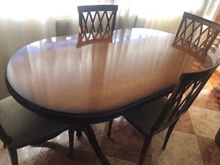 Mesa de comedor clásica de madera y 4 sillas