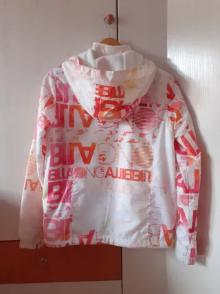 Cazadora Billabong blanca con estampado
