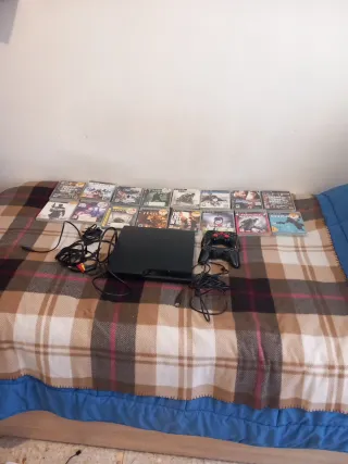 Consola PlayStation 3 junto a 16 juegos