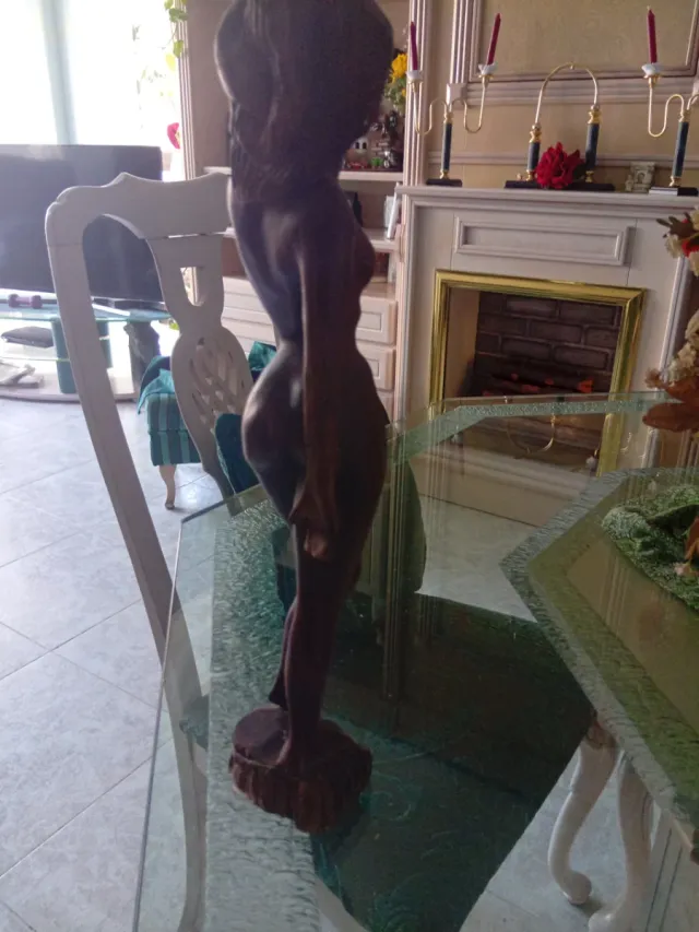 Figura de madera tallada mujer