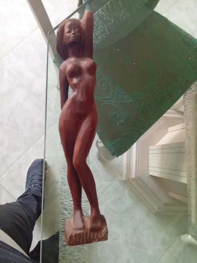 Figura de madera tallada mujer
