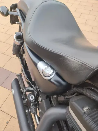 Harley Davidson Iron 883 Negra