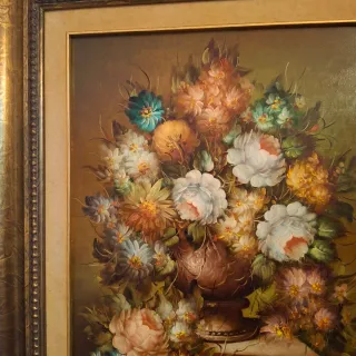 Cuadro de flores en marco dorado