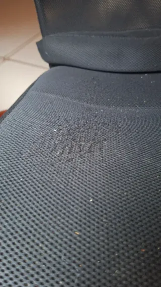 Silla de oficina negra con ruedas