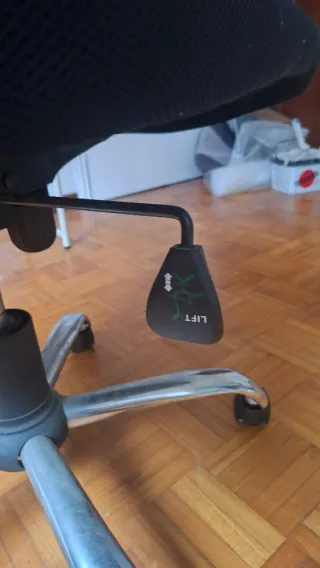 Silla de oficina negra con ruedas