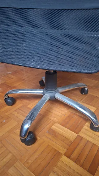 Silla de oficina negra con ruedas