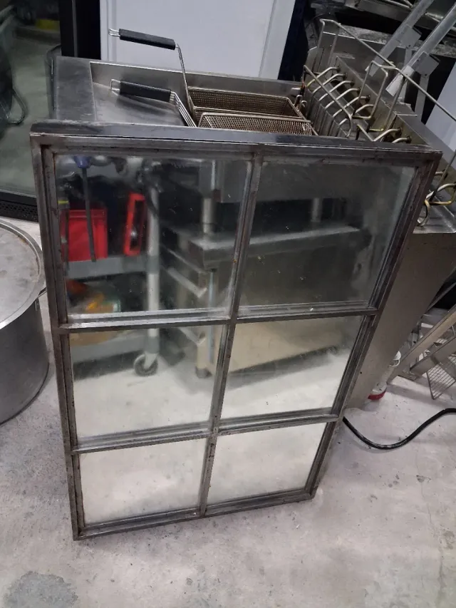 Espejo decorativo con marco metálico