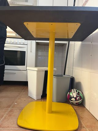 Mesa cuadrada negra y base amarilla metálica