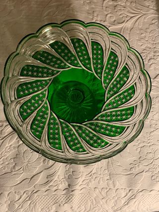 Frutero de cristal verde tallado