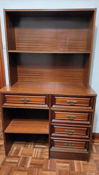 Librería de madera marrón