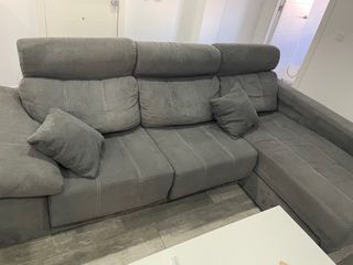 Sofá modular gris con canapé y 2 puffs.Buen estado