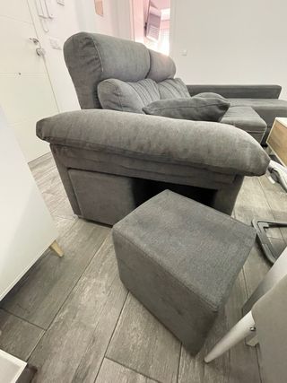 Sofá modular gris con canapé y 2 puffs.Buen estado