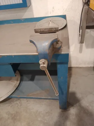 Armario y mesa de trabajo industrial azul