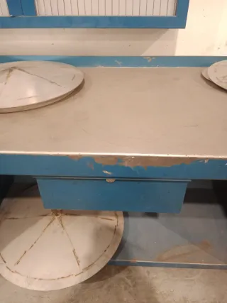 Armario y mesa de trabajo industrial azul