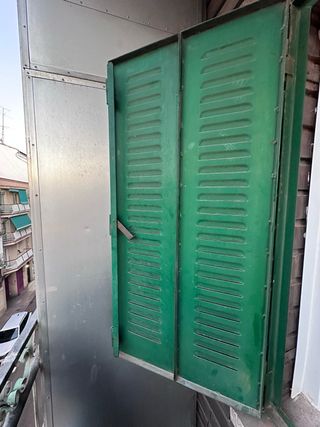 Contraventanas de hierro de lamas verdes