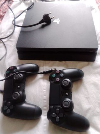 PS4 Slim 1TB + 2 Mandos