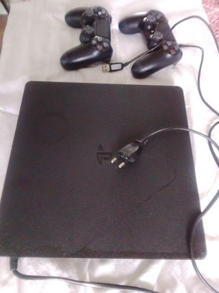 PS4 Slim 1TB + 2 Mandos
