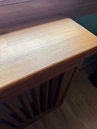 Cubre radiador de madera maciza color miel