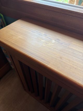 Cubre radiador de madera maciza color miel