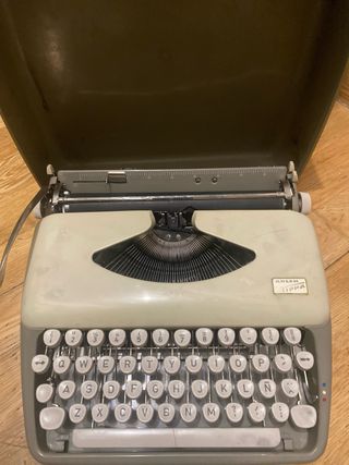 Máquina de escribir Adler antigua