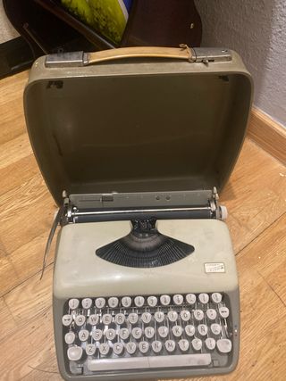 Máquina de escribir Adler antigua