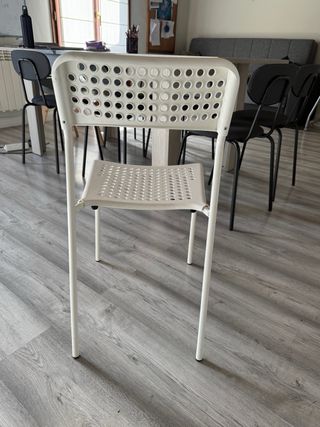 8 Sillas cocina blancas metal y plástico.