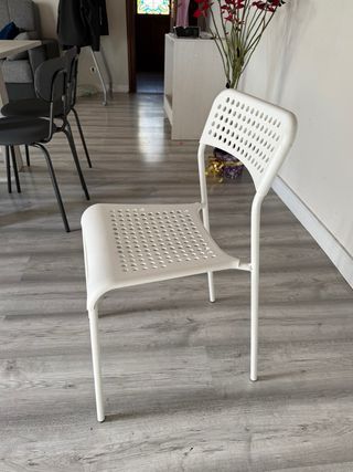 8 Sillas cocina blancas metal y plástico.