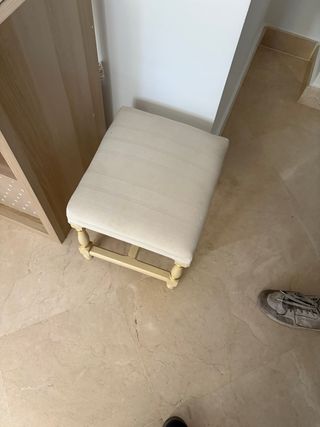 Taburete tapizado beige y dorado