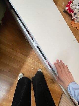 2 bancos de almacenamiento blancos.