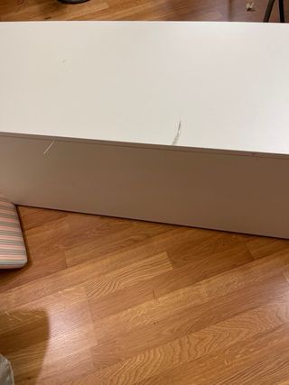 2 bancos de almacenamiento blancos.