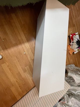 2 bancos de almacenamiento blancos.