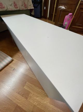 2 bancos de almacenamiento blancos.