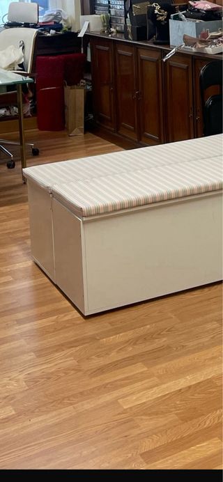 2 bancos de almacenamiento blancos.