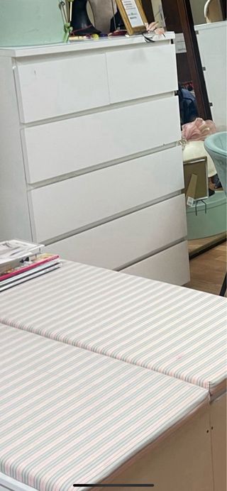 2 bancos de almacenamiento blancos.