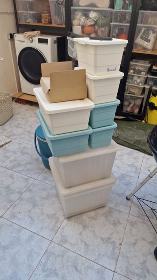 Contenedores de plástico y papel