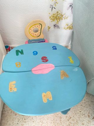 Mesa infantil de madera, azul con letras y números