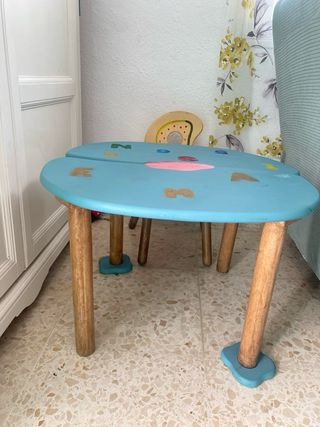 Mesa infantil de madera, azul con letras y números