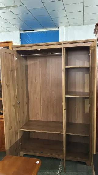 Armario de madera con espejo