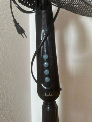 Ventilador de pie gris y negro