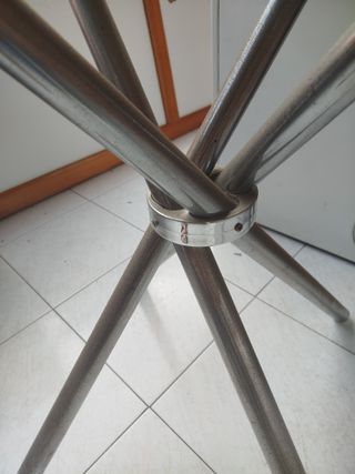 Mesa de cristal redonda, de interior o exterior.