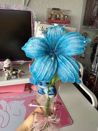 Flor hibisco limpiapipas artesanal con Stitch