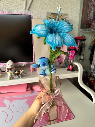 Flor hibisco limpiapipas artesanal con Stitch