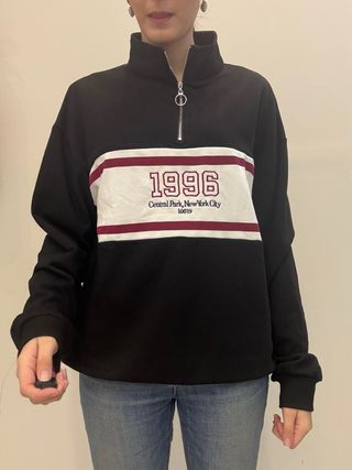 Sudadera negra con cremallera y logo