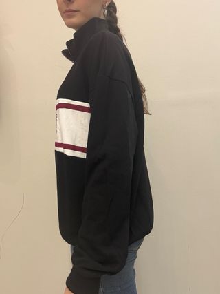 Sudadera negra con cremallera y logo