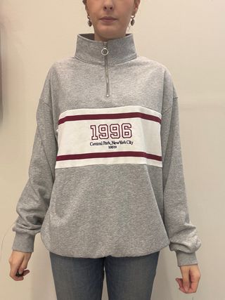 Sudadera gris con cremallera y logo