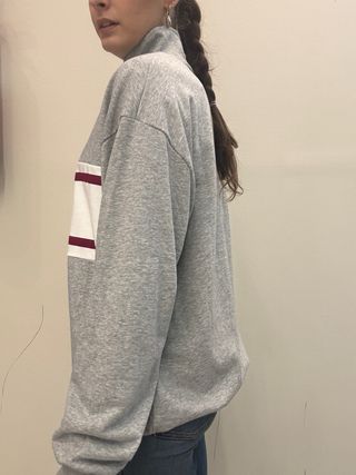 Sudadera gris con cremallera y logo