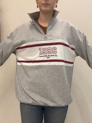 Sudadera gris con cremallera y logo