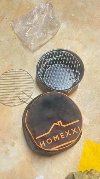 Barbacoa de metal negra y plateada