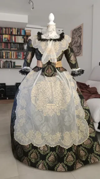 Traje de Fallera Negro y Dorado