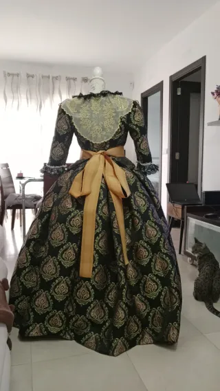 Traje de Fallera Negro y Dorado